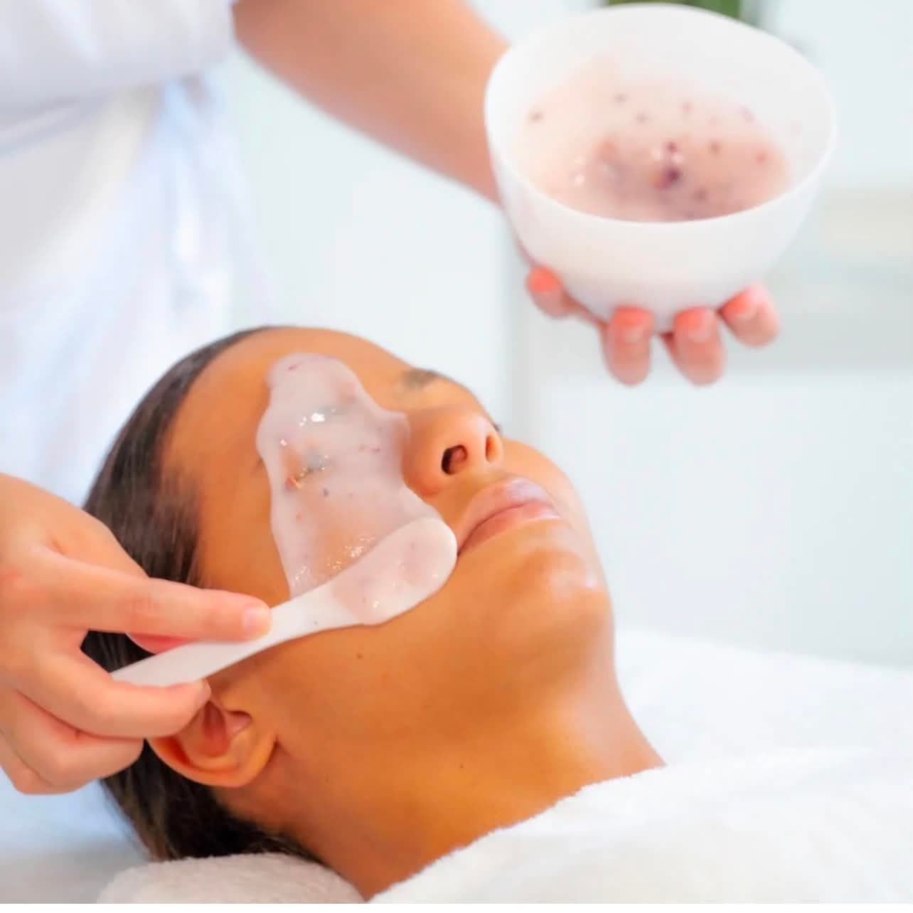 Application d'un masque nourrissant lors d'un soin du visage au salon Noï Massage Thaï à Foix