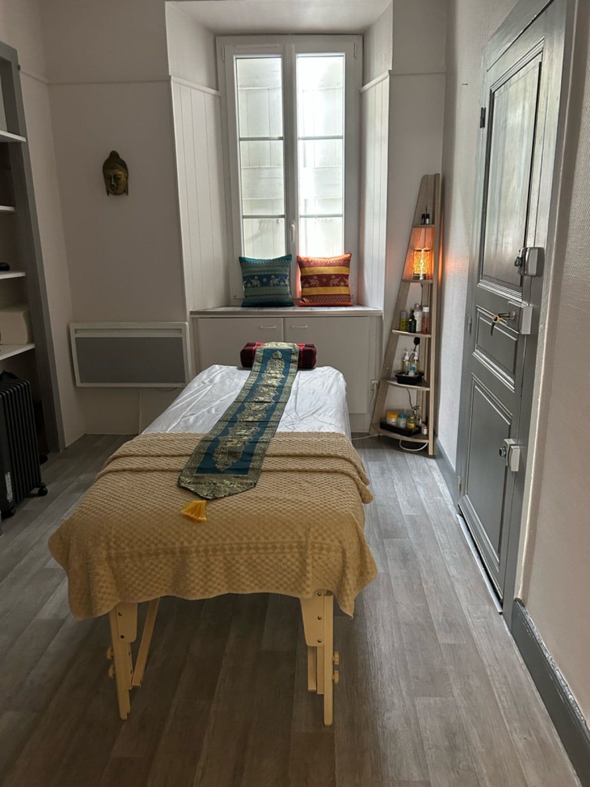 Cabine de massage avec table et lumière naturelle au salon Noï à Foix