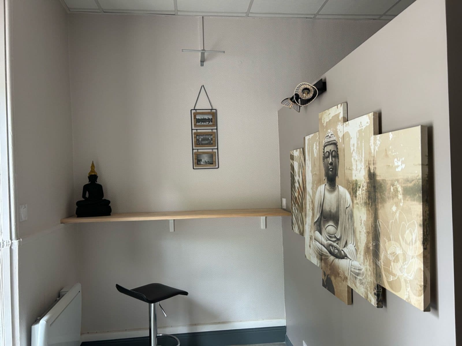 Intérieur zen du salon avec toile et statue de Bouddha