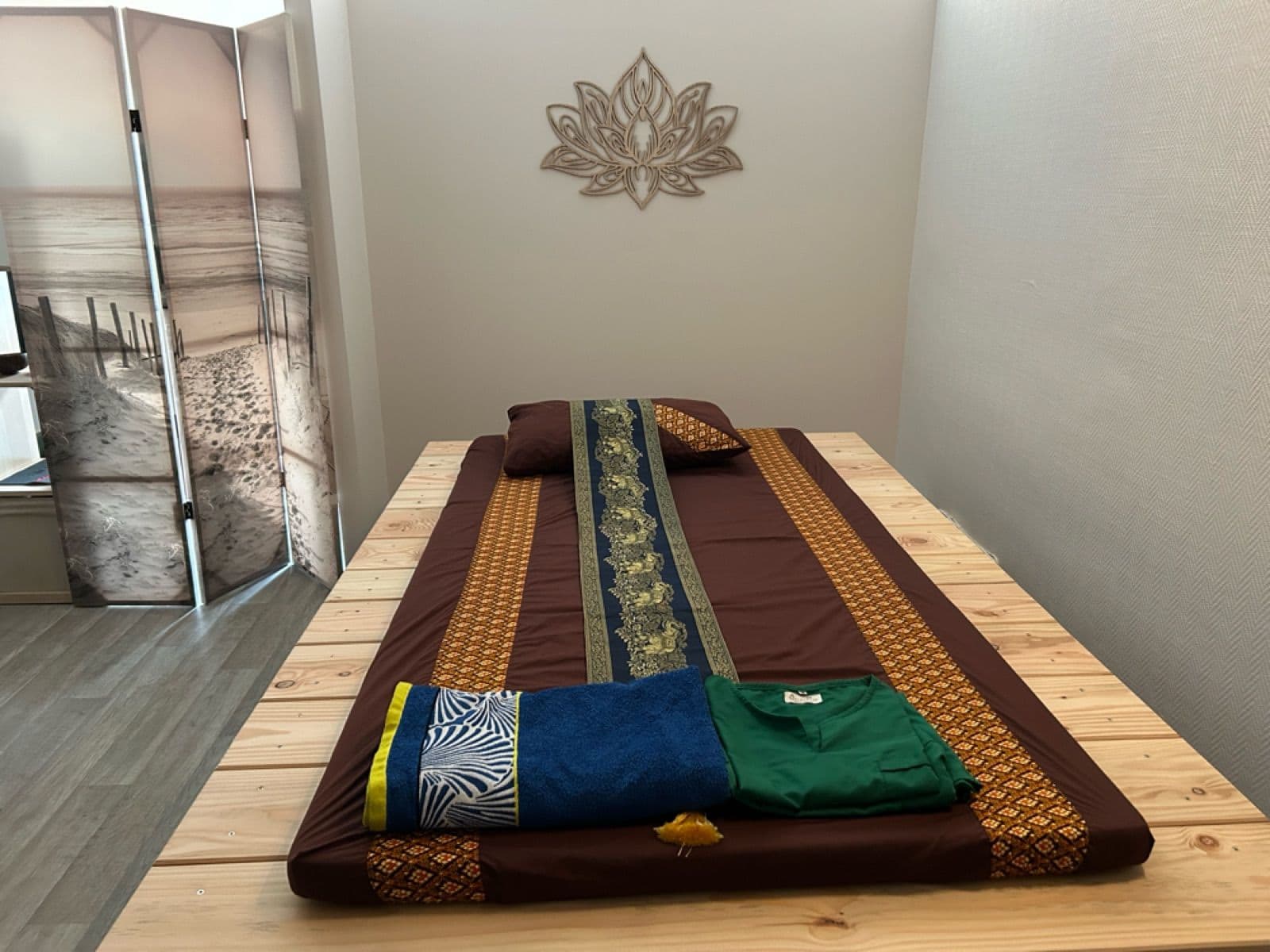 Tapis de massage thaï au sol avec décor lotus, salon de Foix